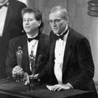 アラン・メンケン(左) と ハワード・アシュマン(右) [1989年に"Under the Sea"でアカデミー賞歌曲賞を受賞した]